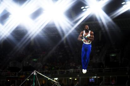 El gimnasta francés Axel Augis compite en barra fija. 