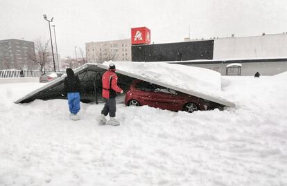 La cubierta del aparcamiento exterior del supermercado Alcampo, en el Ensanche Sur (Alcorcón), ha cedido por el peso de la nieve.