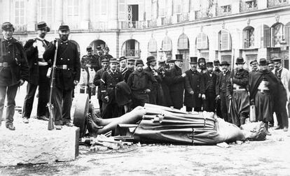 Destrucción de la columna Vendôme, erigida por Napoleón, en tiempos de la Comuna de París.