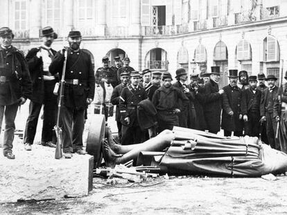 Destrucción de la columna Vendôme, erigida por Napoleón, en tiempos de la Comuna de París.