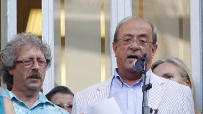 El pregonero de las fiestas, Esteve Camps (ante el micro), junto al presidente de la Fundació Festa Major de Gràcia, Ricard Estruch