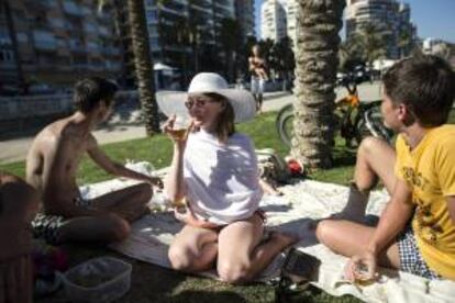 Unos turistas rusos disfrutan del buen tiempo en la playa de la Malagueta, en Málaga. EFE/Archivo
