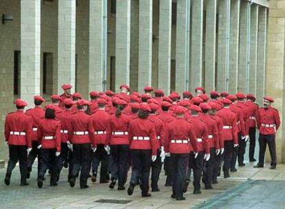 Agentes de la Ertzaintza recogían sus despachos en la Academia de Arkaute en diciembre de 2004.