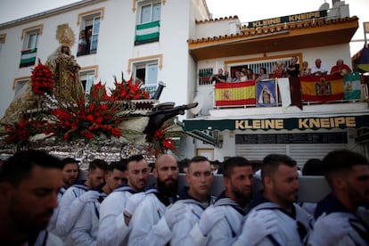 A partir de la década de los 60, con la llegada masiva del turismo, esta tradición toma un nuevo realce ya que, además de veneración de culto, se convierte en un fuerte atractivo de la zona. En la imagen, procesión de la Virgen del Carmen por las calles de Torremolinos.