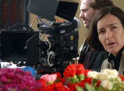 La actual ministra de Cultura, Ángeles González-Sinde, en su faceta de directora, durante el rodaje de su película <i>Una palabra tuya.</i>