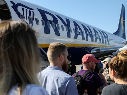 Pasajeros embarcando en un vuelo de Ryanair.