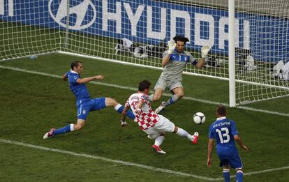 Remate de Mario Mandzukic...