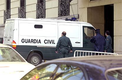 Un furgón de la Guardia Civil traslada a la Audiencia Nacional a Ahmed Brahim, detenido el pasado domingo.