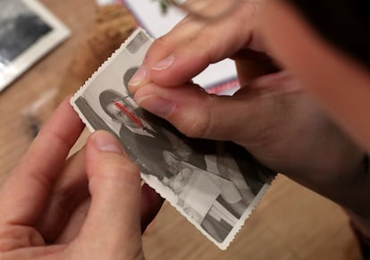 Garbi Galatea, artista especializada en bordado fotográfico, borrando con hilo y aguja el rostro de un hombre para su proyecto 'Bordado borrado'.