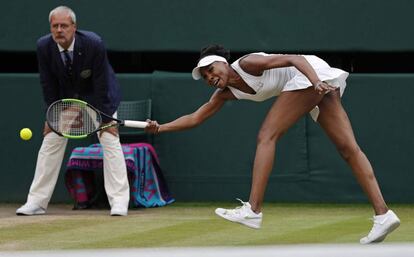 Venus Williams intenta devolver la pelota a Garbiñe Muguruza.