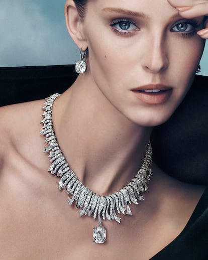 El collar Shooting Star, con un diamante talla esmeralda de más de 18 quilates, está engastado con 857 diamantes redondos talla brillante de más de 60 quilates en total y 140 diamantes baguette de más de 9 quilates en total que brillan como polvo de estrellas.