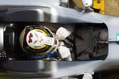 Lewis Hamilton se ajusta el casco antes de saltar al circuito.