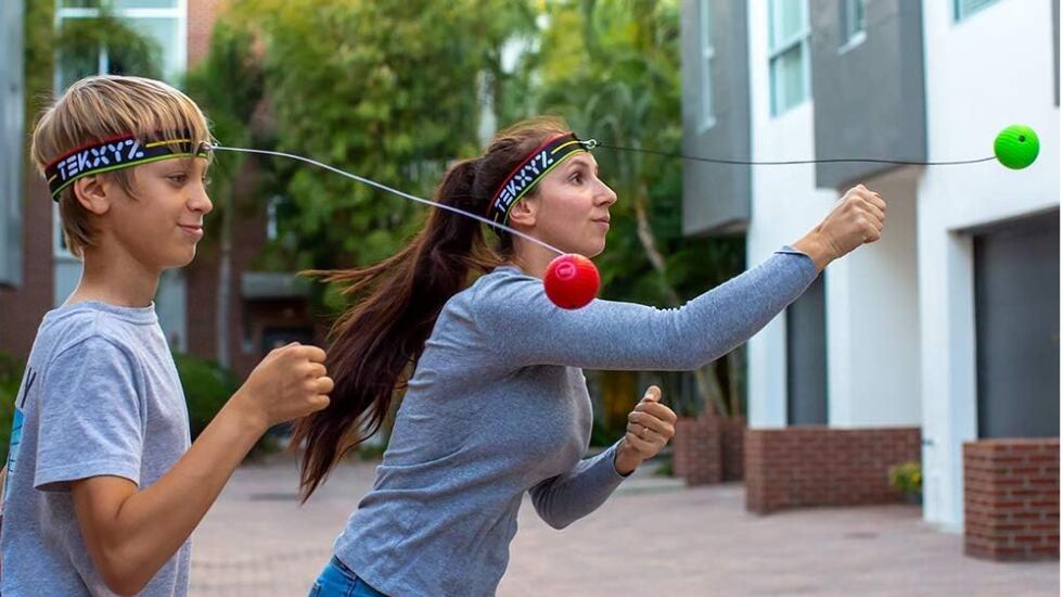 Al ponerse en la cabeza, es una pelota que permite un entrenamiento en cualquier lugar.