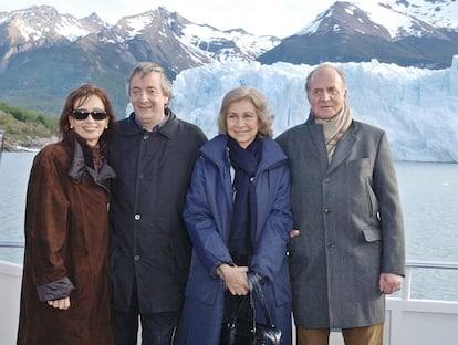 Los reyes Juan Carlos y Sofía, junto al presidente argentino, Néstor Kirchner, y su esposa, Cristina (1ªi), ante el glaciar Perito Moreno, en el parque nacional Los Glaciares, durante la visita oficial de los Reyes a Argentina en noviembre de 2003.