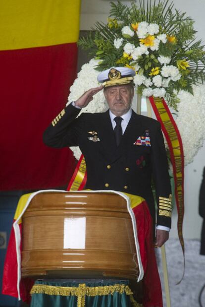 El Rey, ante el ataúd del cabo mayor Eusebio Villatoro.