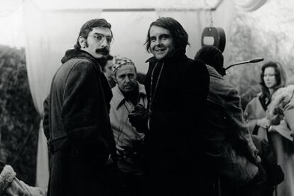 Enrique González Macho, con el operador Manuel Mateos durante el rodaje de 'Los pasajeros', en los años setenta.