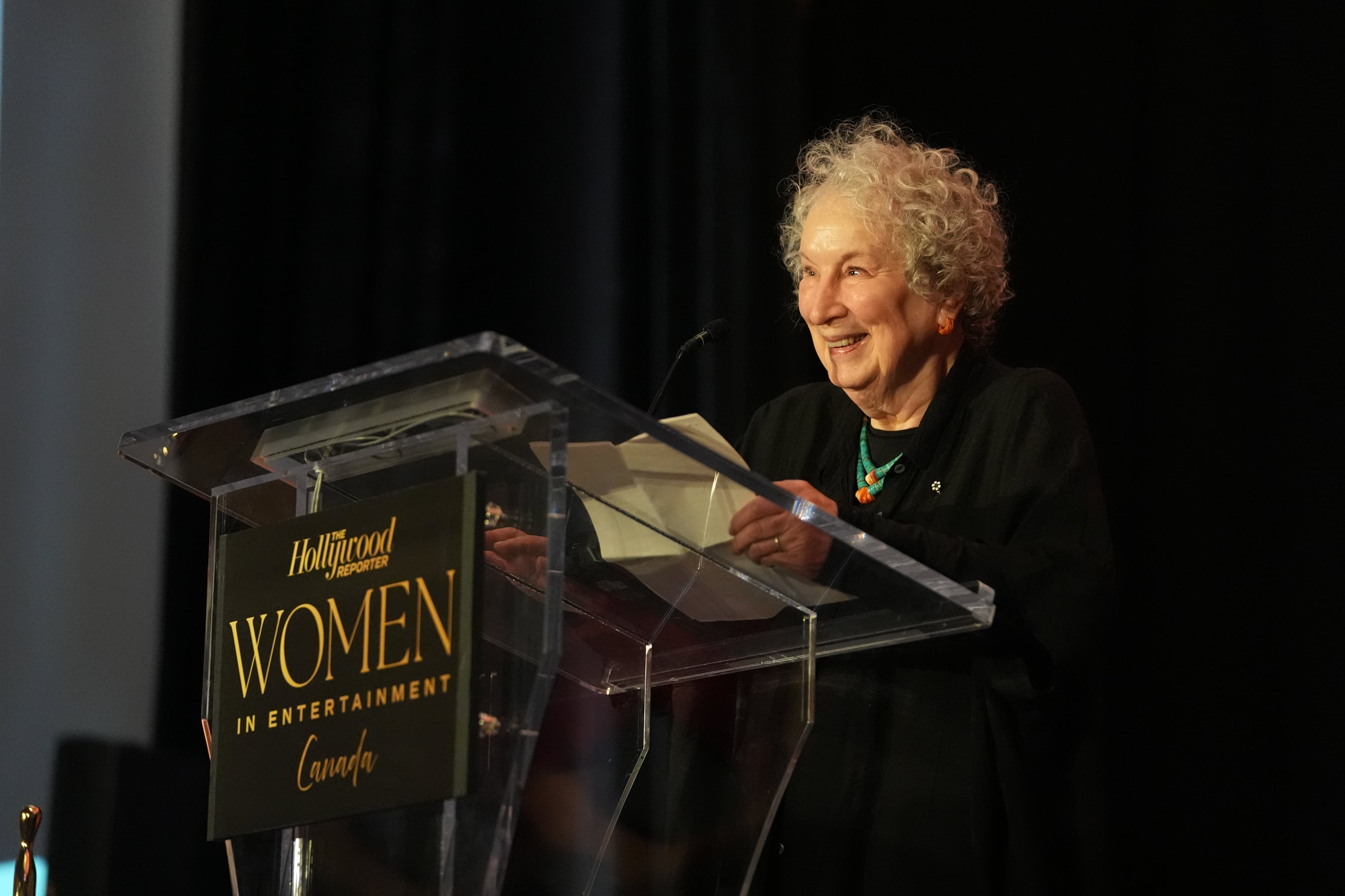 La escritora Margaret Atwood es galardonada por su trayectoria con el Premio Internacional Joan Margarit de Poesía