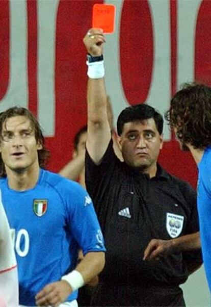 Moreno muestra la tarjeta roja a Totti.