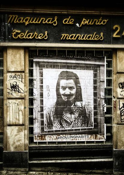 Arte urbano en un escaparate de la calle del Barco, en el barrio de Malasaña.