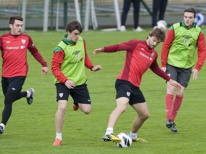 Llorente protege la pelota en un entrenamiento del Athletic.