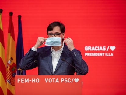 El candidato a la Presidencia de la Generalitat por el PSC, Salvador Illa, se ajusta la mascarilla antes de la rueda de prensa.