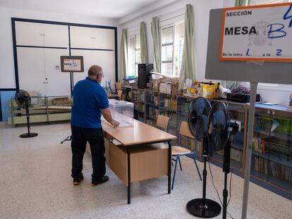 Un operari,o durante los últimos preparativos de un colegio electoral en El Puerto de Santa María, Cádiz.