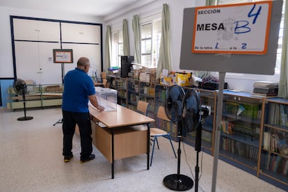 Un operari,o durante los últimos preparativos de un colegio electoral en El Puerto de Santa María, Cádiz.