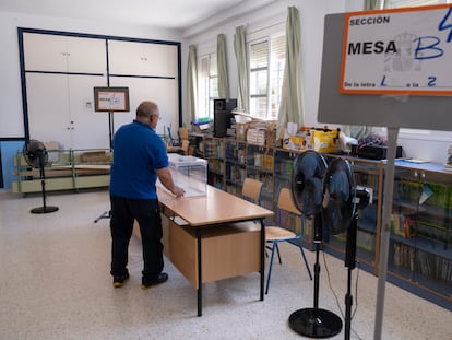 Un operari,o durante los últimos preparativos de un colegio electoral en El Puerto de Santa María, Cádiz.