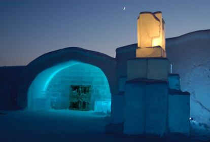 Entrada del Hotel de HIelo, que se levanta cada invierno en la pequeña localidad de Jukkasjärvi, cerca de Kiruna, unos 200 kilómetros por encima del Círculo Polar Ártico.