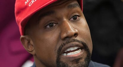 Kanye West in Washington y el logo Adidas 