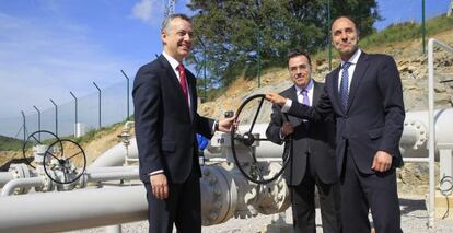 De izquierda a derecha, Iñigo Urkullu, Antonio Llardén e Ignacio Diego este miércoles en la inauguración del gasoducto que conecta el puerto de Bilbao con Treto.