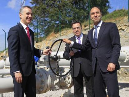 De izquierda a derecha, Iñigo Urkullu, Antonio Llardén e Ignacio Diego este miércoles en la inauguración del gasoducto que conecta el puerto de Bilbao con Treto.