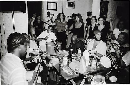 Roda de samba do grupo Inimigos do Batente no bar Ó do Borogodó, em São Paulo.