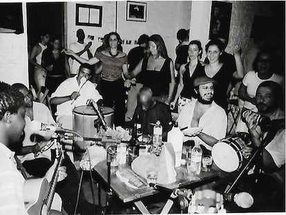 Roda de samba do grupo Inimigos do Batente no bar Ó do Borogodó, em São Paulo.