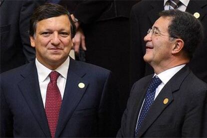 José Manuel Durão Barroso (izquierda), con el presidente saliente de la Comisión Europea, Romano Prodi.