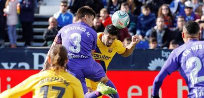 Suárez remata frente a dos jugadores del Leganés.