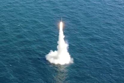 Lanzamiento de un misil desde un submarino surcoreano este miércoles 15 de septiembre