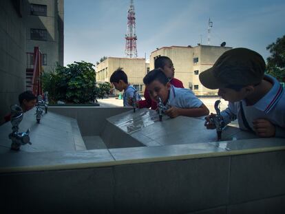 Fuentes en la escuela Revolución Roja. Aunque las autoridades aseguran que el 98% del agua de la ciudad es potable, prácticamente nadie bebe directamente del grifo. Este proyecto de la Universidad de Iztapalapa usa filtros de luz ultravioleta para potabilizar el líquido. Esto supone un ahorro para los padres y los niños pueden beber el agua que necesiten. 