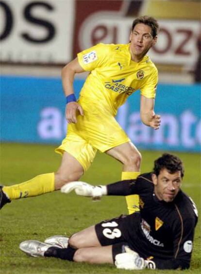 Guille Franco celebra su gol ante el portero del Murcia, Notario