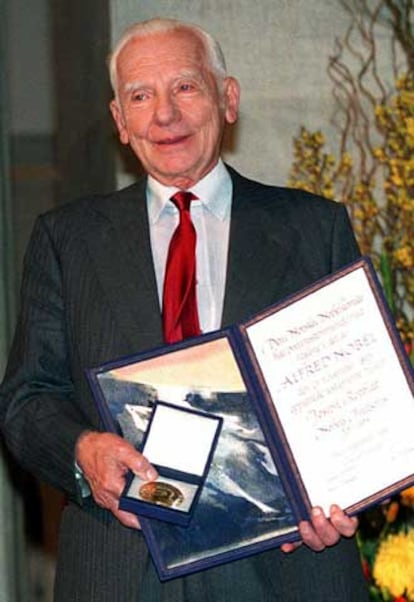 Joseph Rotblat, tras recibir el Nobel de la Paz.