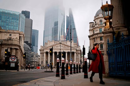 Una mujer camina en el centro de Londres vacío, el pasado martes.