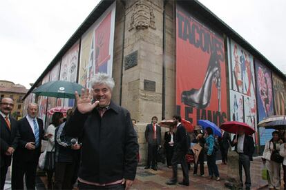 Pedro Almodóvar inaugura una exposición de carteles de sus películas, en la Universidad de Oviedo.