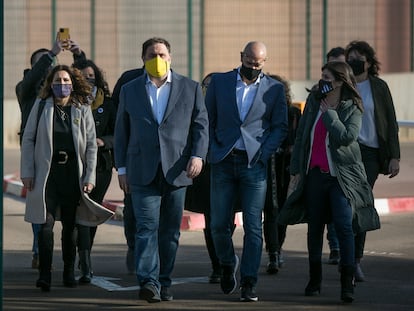 El líder de ERC, Oriol Junqueras, en el centro, abandona la de Lledoners (Barcelona) junto a Raül Romeva.