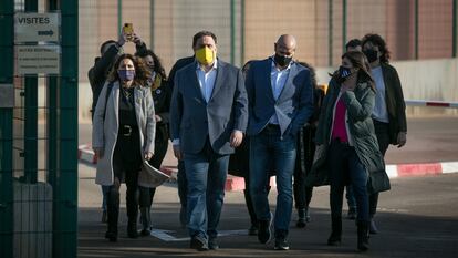 El líder de ERC, Oriol Junqueras, en el centro, abandona la de Lledoners (Barcelona) junto a Raül Romeva.