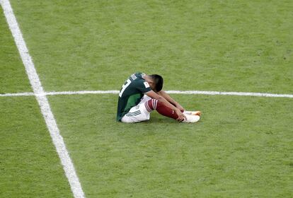 El mexicano Jesús Gallardo se sienta abatido sobre el terreno de juego tras la derrota contra México.