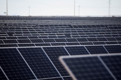 A Sonora le sobran horas de sol —concentra alrededor del 20% de toda la fotovoltaica del país—, pero es una de las zonas con mayor congestión eléctrica, es decir, se produce más de la que se consume y de lo que se es capaz de transportar a otras regiones. En la imagen, paneles solares de la primera etapa del parque fotovoltáico de Puerto Peñasco.