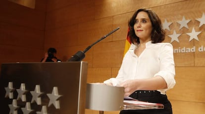 La presidenta de la Comunidad de Madrid, Isabel Díaz Ayuso, durante la rueda de prensa tras su reunión con los portavoces de los Grupos Parlamentarios con representación en la Asamblea de Madrid, en la Real Casa de Correos, sede de la Presidencia de la CAM, convocada con carácter extraordinario para abordar la situación del coronavirus en la región.