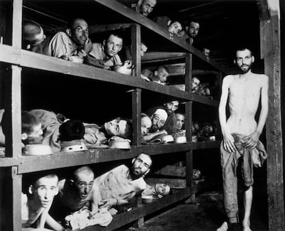 Víctimas del campo de concentración de Buchenwald, cerca de Weimar, poco después de ser liberados por la 80 División del Ejército de EE UU. Entre los retratados se encuentra Elie Wiesel (séptimo por la izquierda en la segunda fila de compartimentos), que luego se convertiría en escritor y premio Nobel de la Paz.