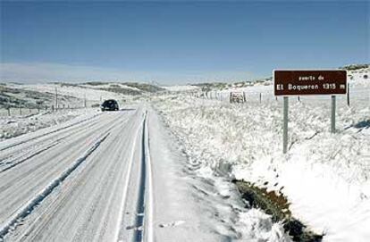 Vista del Puerto del Boquerón en Ávila, donde la nieve y el hielo dificultaron la circulación.