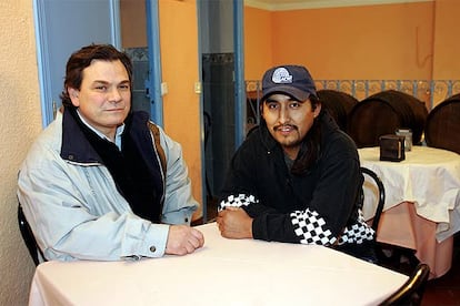 Gerardo Márquez, a la izquierda, y Fabio Churquina, en una cafetería.